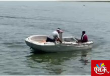 वैनगंगा नदीत आंघोळीसाठी गेलेल्या सात तरुणांची बोट उलटून दोघांचा बुडून मृत्यु. 📍 पाच जणांनी पोहत निघाल्याने जीव वाचला.